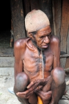 Anciano gerrero de la selva de papua