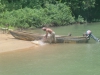 Pescador en mitad de un rio