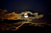 Luna llena entre las nubes