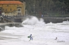 Los surfistas con sus olas