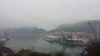 Actividad portuaria entre la niebla