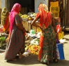 Mujeres comprando fruta