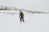 Esquiando en la nieve en la playa de zarautz