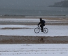 Ciclista sobre nieve en la concha
