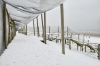 Gran nevada en la pasarela de la playa de zarautz