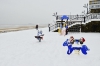 Preciosa estampa de nieve en la playa de zarautz