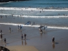 Surfistas en la playa de deba