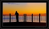 Hombre contemplando la puesta de sol