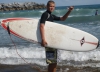 A la practica del deporte del surf en la playa de deba
