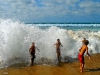 Nios jugando con las olas en la playa de zarautz