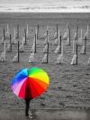 Playas vacias y paraguas de colores