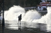 Alucinado por las grandes olas en zarautz