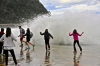 Nin@s de zarautz jugando con las olas