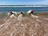 Chavales disfrutando con las olas