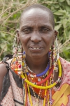Mujer masai de kenia llena de abalorios