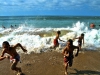 Niños jugando con las olas