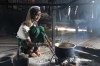 Abuela padaung cocinando