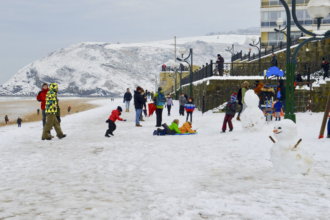 Temporal de nieve en la playa de Zarautz