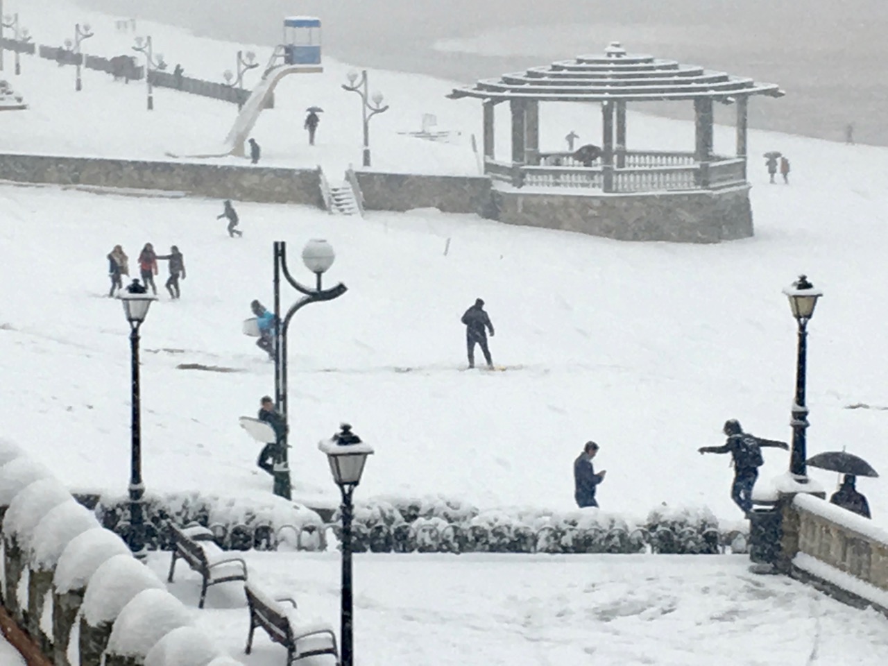 Gran nevada en la playa de Zarautz