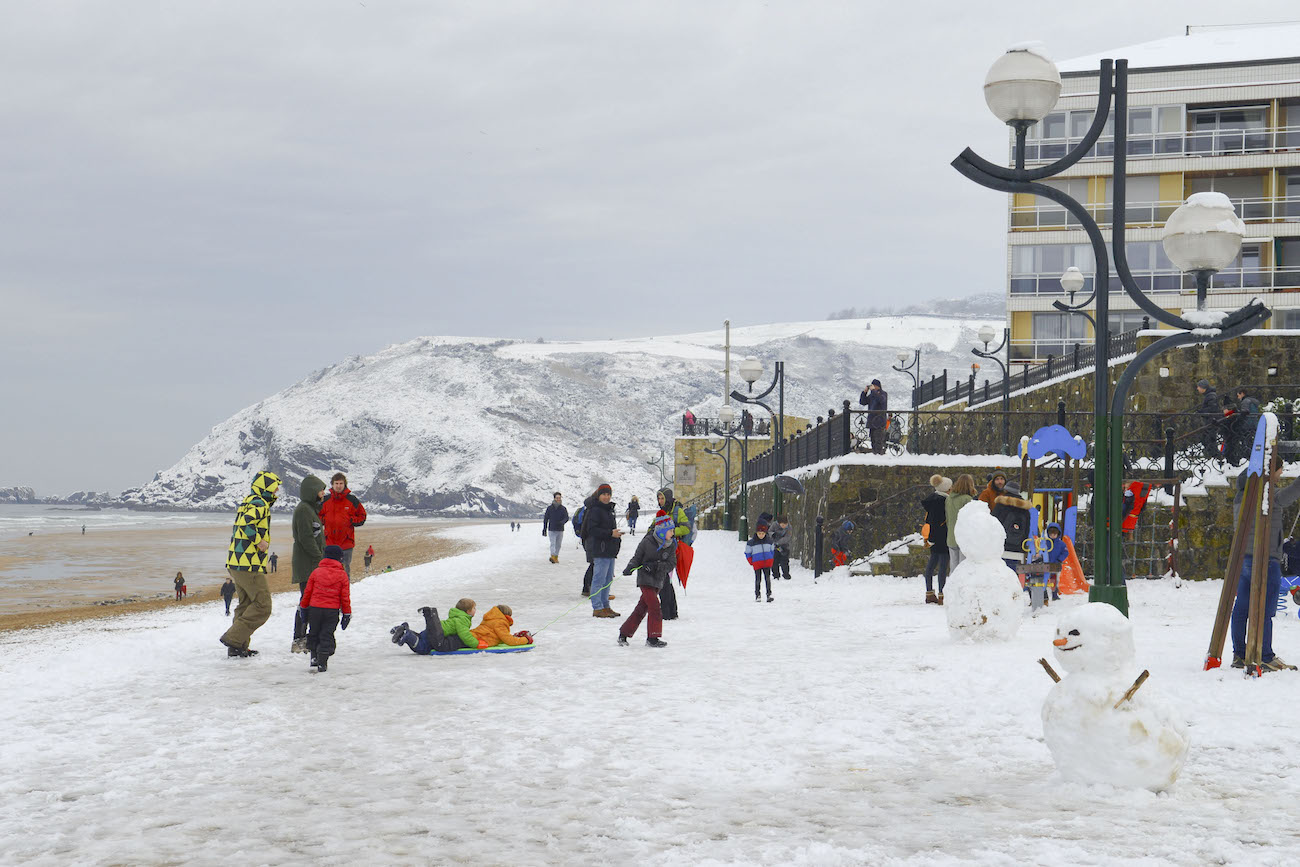 Temporal de nieve en la playa de Zarautz