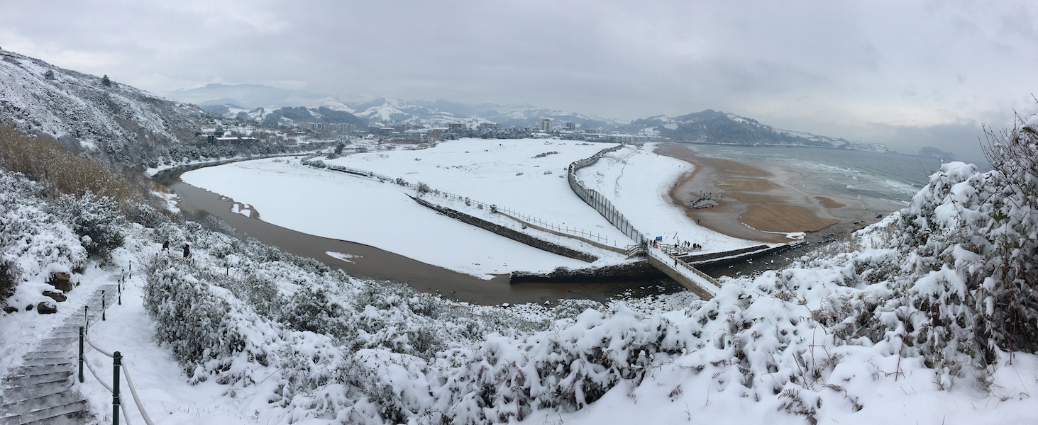 Gran nevada en la playa de Zarautz