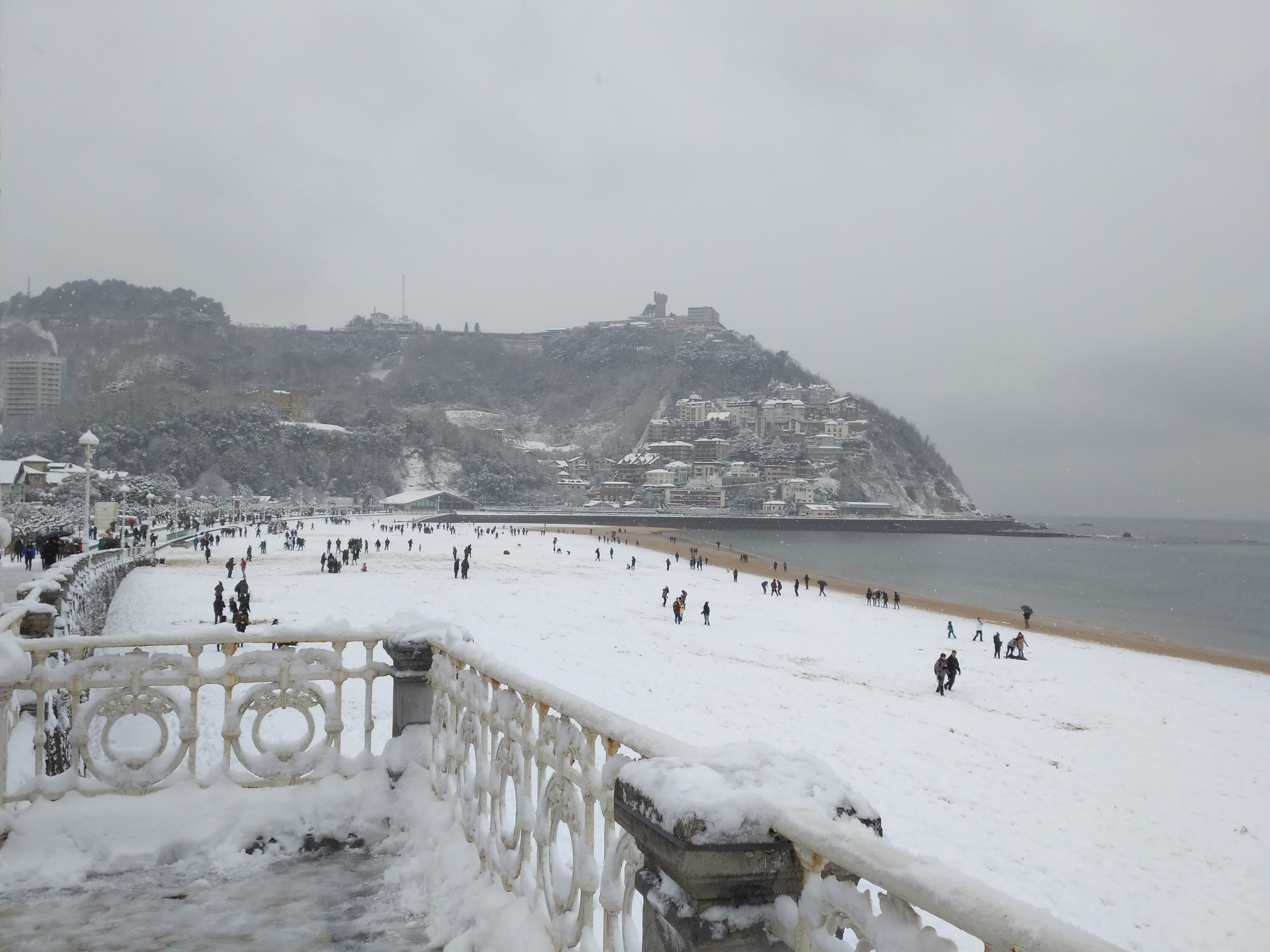 Maana de paseo por la nieve de la playa de Ondarreta