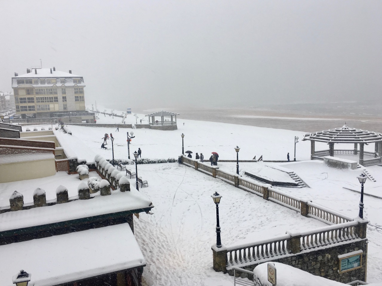 Temporal de nieve en la playa de Zarautz