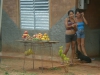 Madre e hija vendiendo fruta.