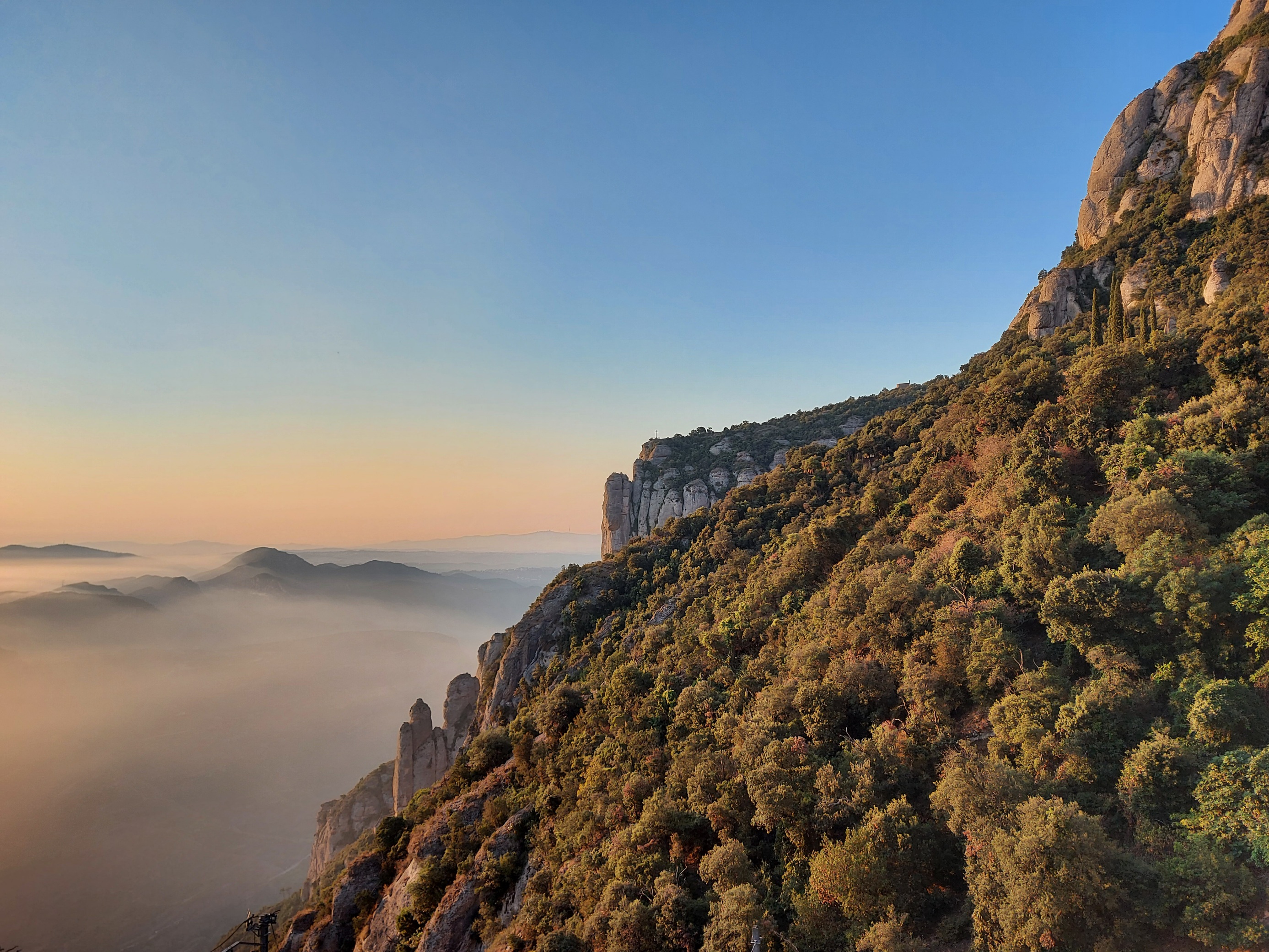 Montserrat entre nieblas