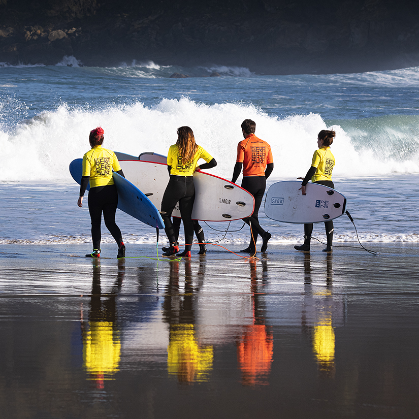 4 Surfistas en la playa