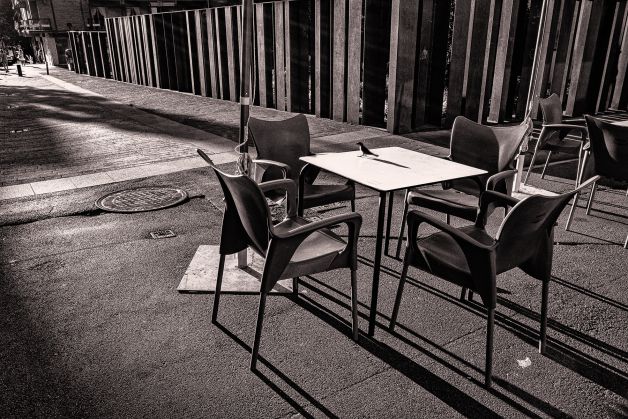 Atardece, esperando.