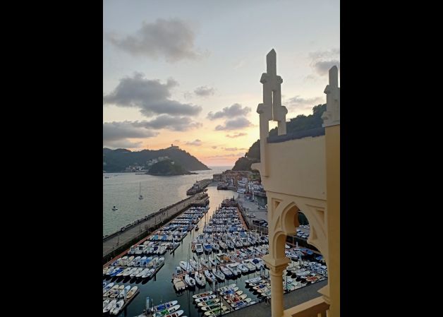 Atardecer en el puerto de Donostia