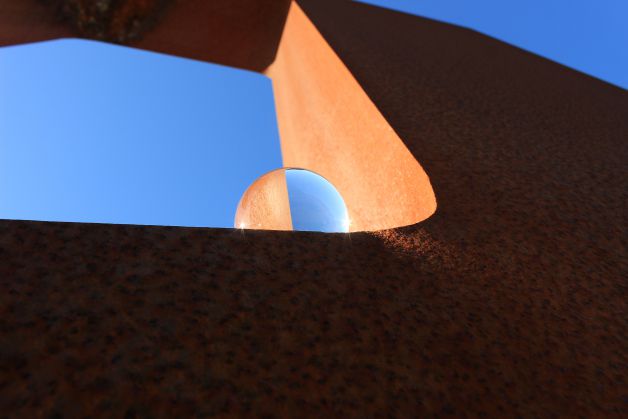 Azul y corten.