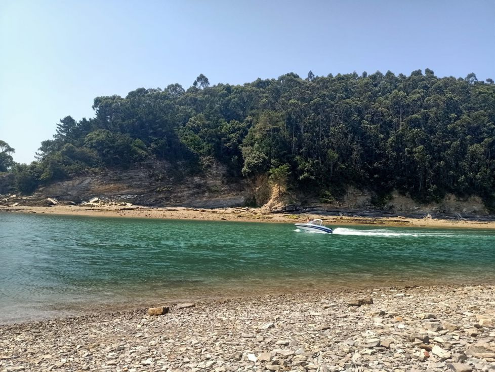 Barco en la ría de Plencia
