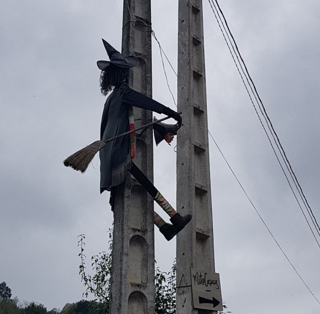 La Bruja vigilante en el poste