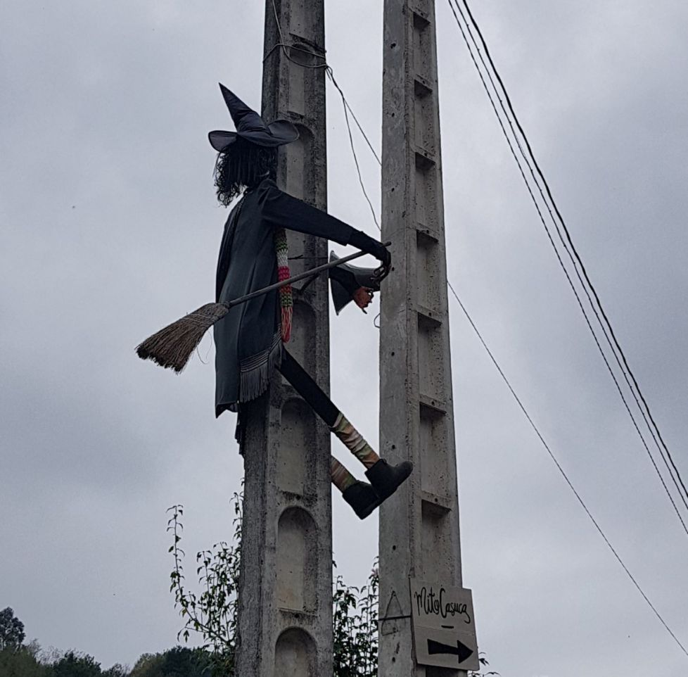 La Bruja vigilante en el poste