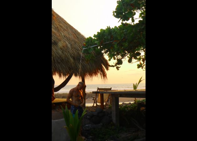 descalzo y despeinado