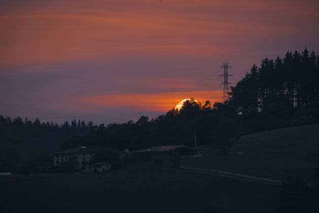 Eguzkia ezkutatzen da Irimo magalean