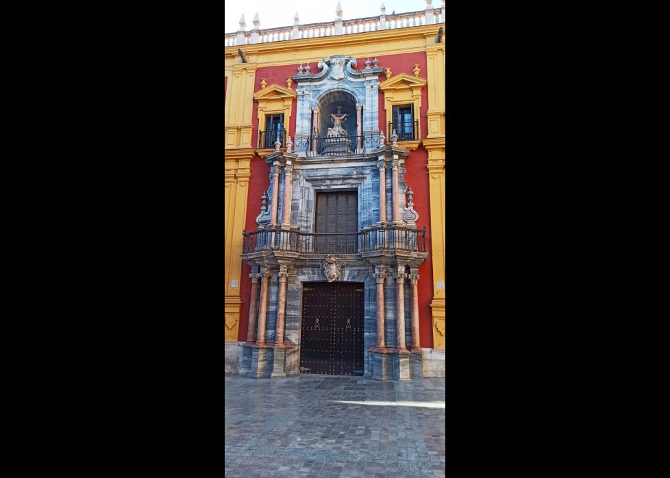 Fachada con todo detalle.