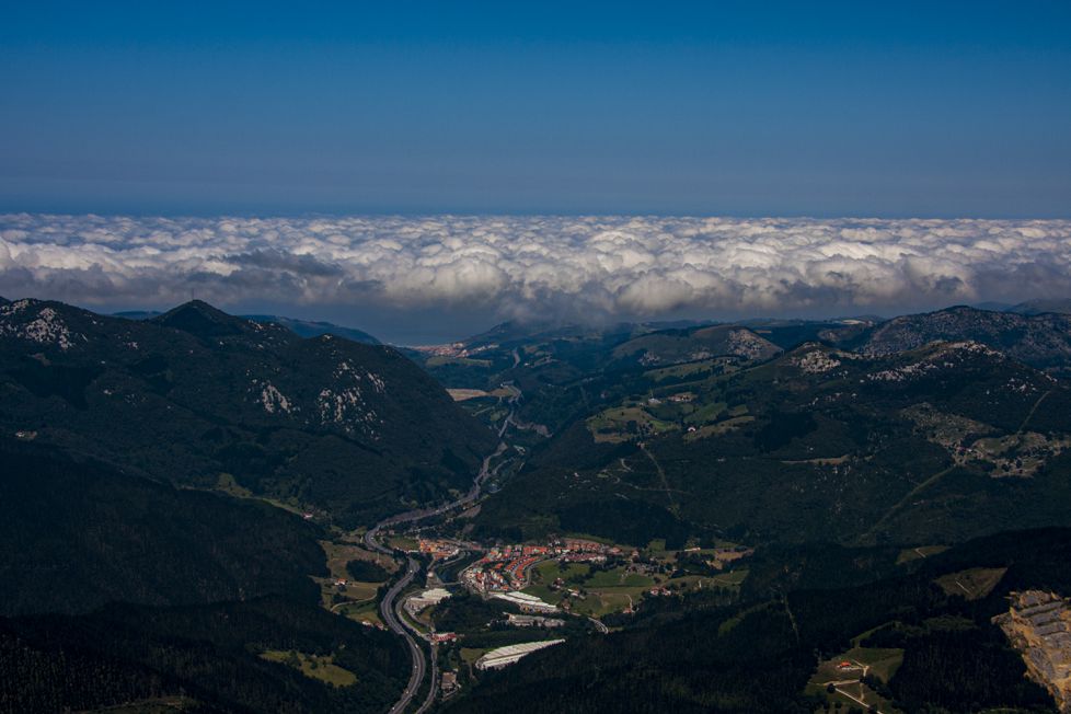 Mar de nubes sobre mar.