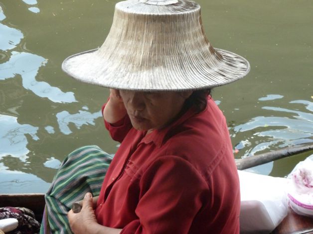 Nativas en el mercado flotante. 