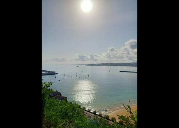 De paseo a la mañana por el faro de Hondarribia 