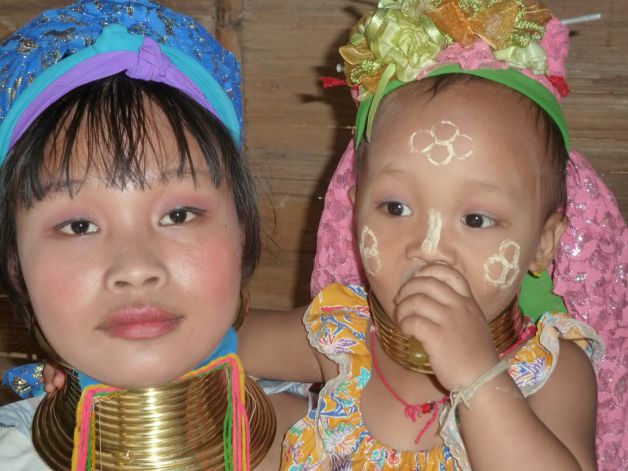 Poblado Mujeres Jirafa.