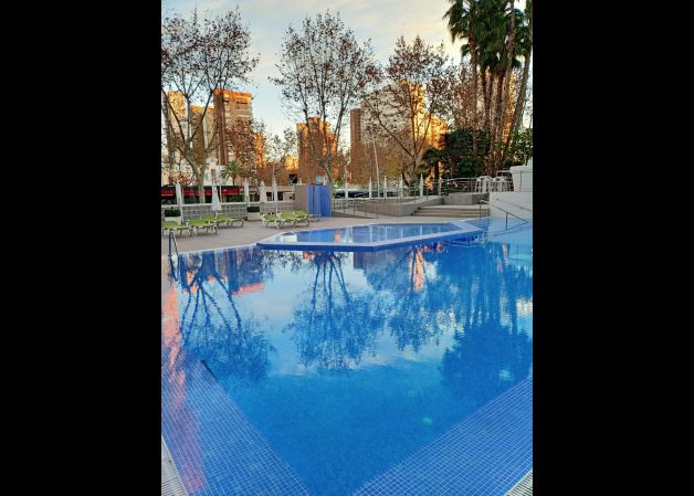 Reflejos en la piscina de Benidorm 