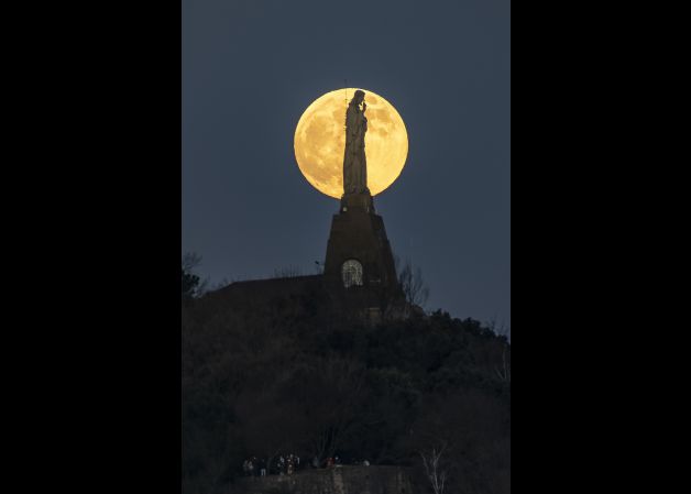 Sagrado corazón en la luna