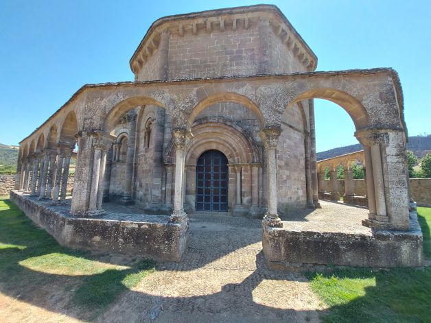 Santa María de Eunate, una joya en el Camino