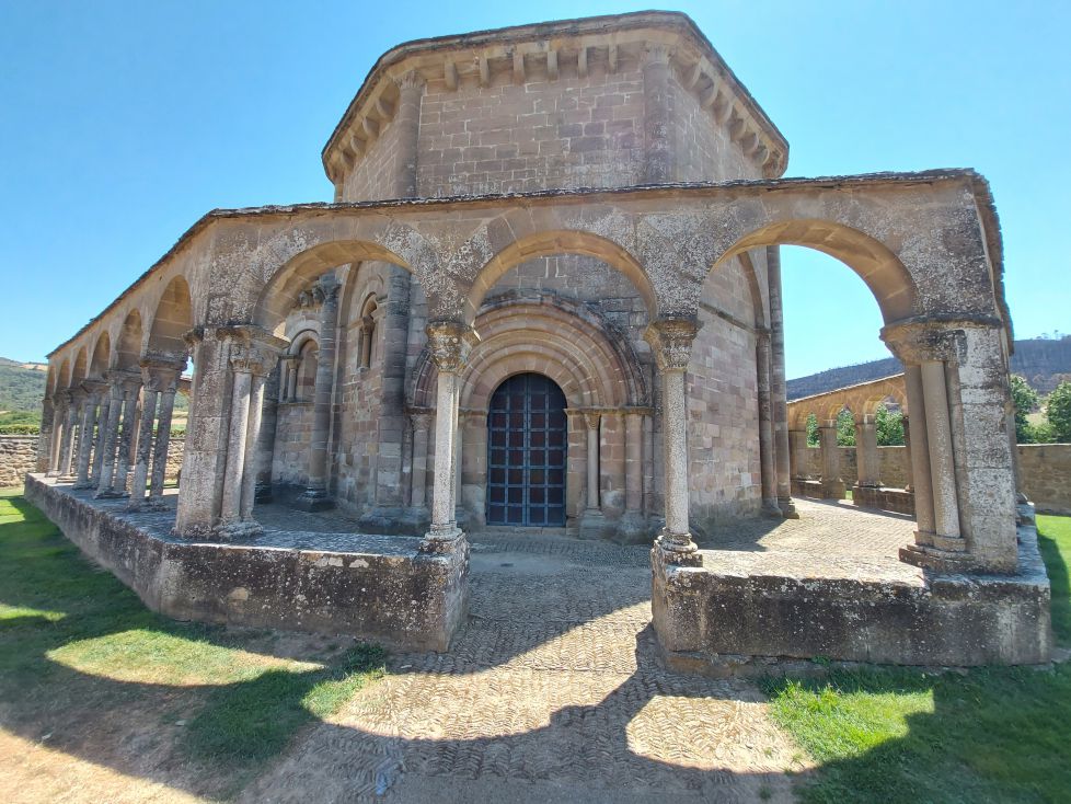 Santa María de Eunate, una joya en el Camino