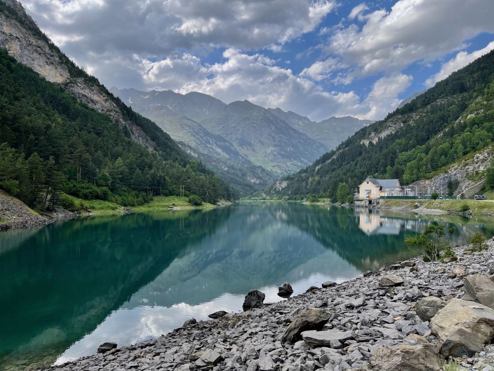 LA SARRAKO URTEGIAN INGURUKO MENDIAK REFLEJATUTA