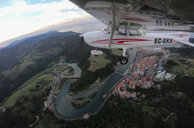 Sobrevolando Deba y el rio Deba.