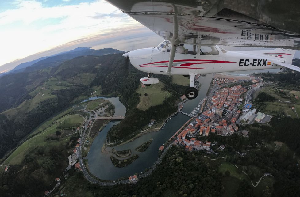 Sobrevolando Deba y el rio Deba.